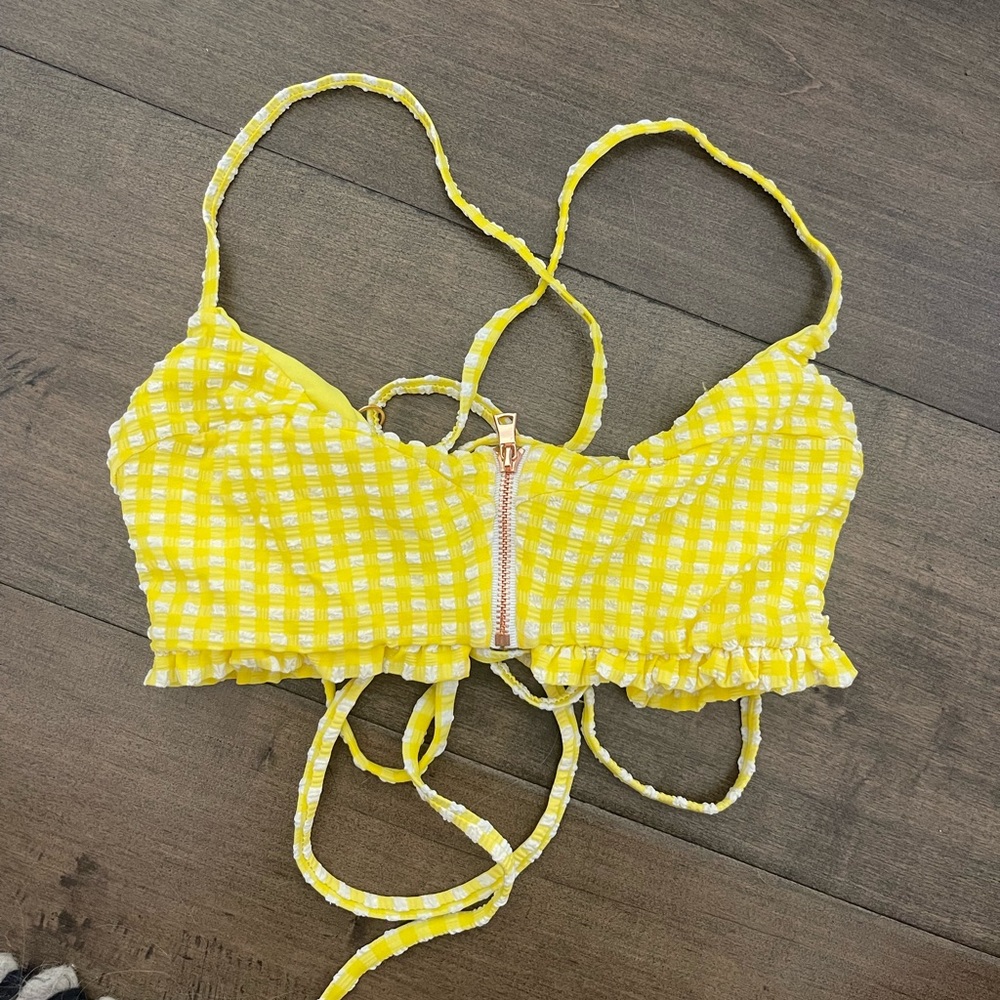 Bikini top size small💛